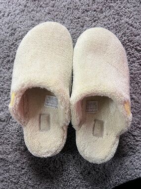 SZ 9 UGG Nib Light Yellow slippers